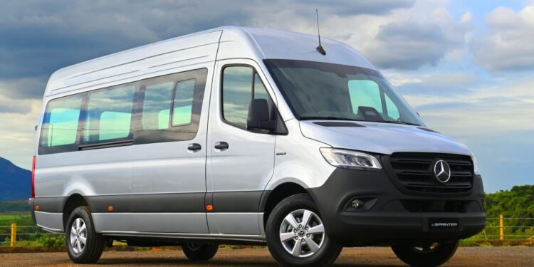 Mercedes-Benz amplia portfólio de veículos elétricos com eSprinter para transporte de passageiros