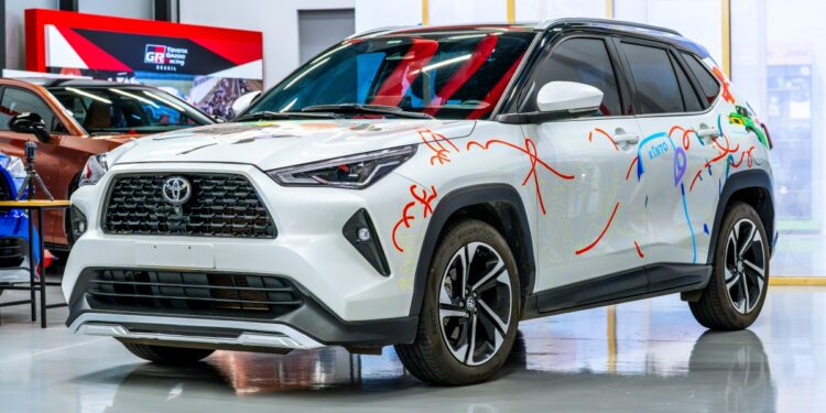 Toyota celebra 60 anos do Corolla e customiza Yaris Cross em parceria com a Pilot na 27ª edição do Festival do Japão