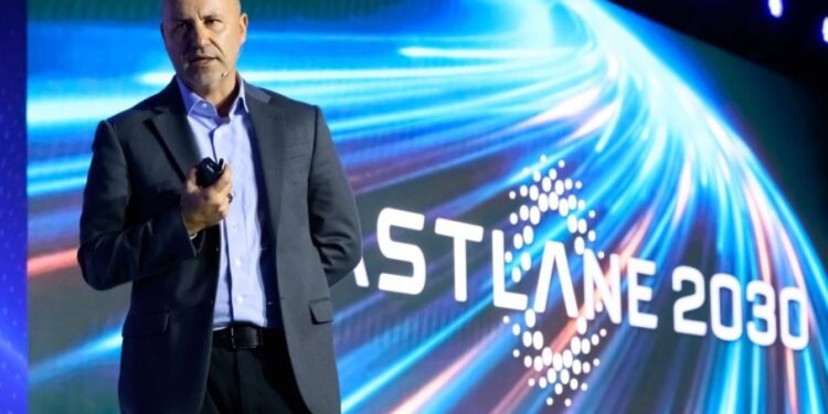 Stellantis discute o futuro da indústria automotiva em convenção com fornecedores da América do Sul