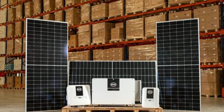 Da garagem ao telhado: BYD democratiza energia limpa com venda de kits solares nas concessionárias