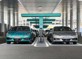 Denza promete recarregar carro elétrico em minutos com nova tecnologia
