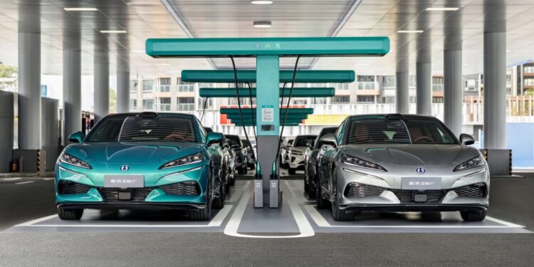 Denza promete recarregar carro elétrico em minutos com nova tecnologia