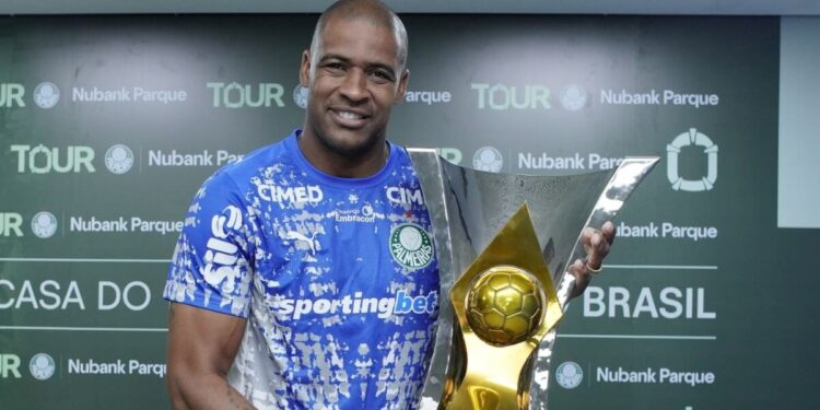 Leapmotor e Palmeiras realizam tour especial com jogadores históricos do clube