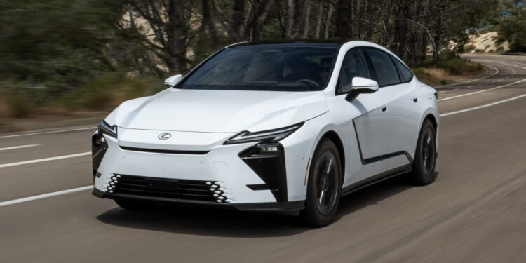 Novo Lexus ES chega ao Brasil em pré-venda por R$ 399.990; versão elétrica estreia ainda em 2026