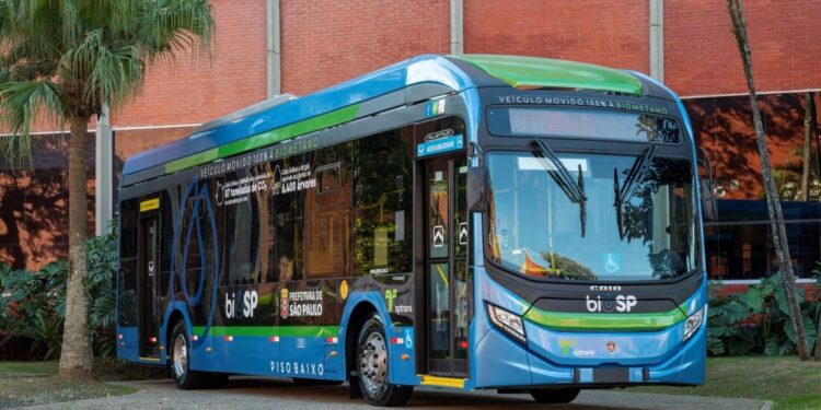 Scania e Caio lançam ônibus a gás/biometano Padron com piso baixo