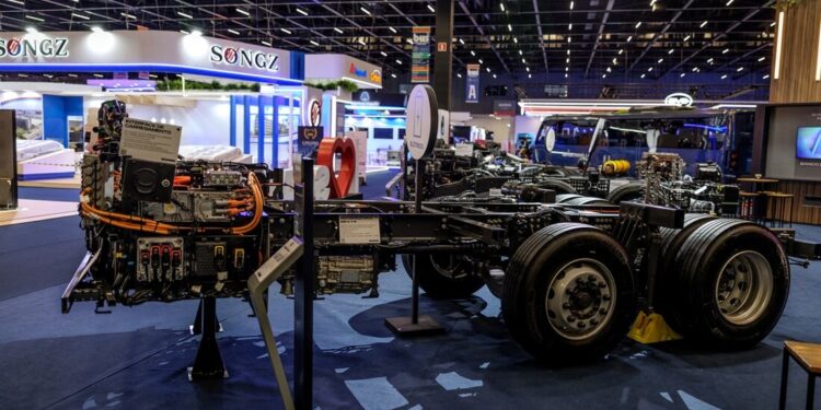 Scania lança novo ônibus elétrico com 15 metros