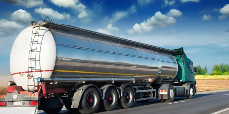 Falta de controle em plataformas de aplicativo ameaça segurança e concorrência no transporte de produtos perigosos