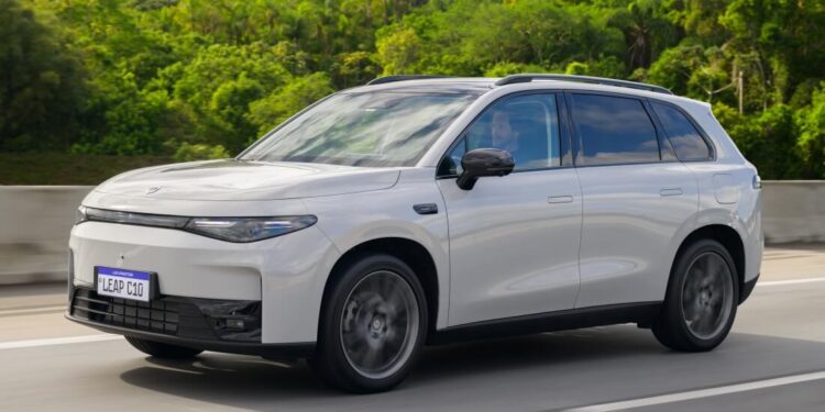 Leapmotor lança adaptador V2L que transforma seus carros em fonte portátil de energia