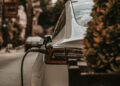 Carros elétricos crescem no Brasil, mas recargas improvisadas podem colocar veículos e imóveis em risco