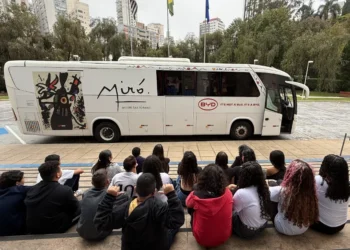 BYD transforma mobilidade em acesso à cultura e leva alunos da rede pública a mostras de Joan Miró e de arte brasileira