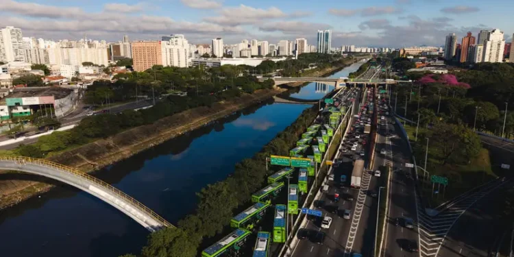 BYD emplaca mais ônibus elétricos que segunda e terceira colocadas somadas e assume liderança no ano