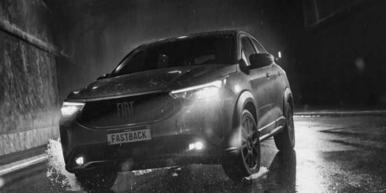 Sofisticação com atitude: estética Noir revela o novo Fiat Fastback Impetus