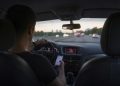 Continental alerta para riscos da distração ao volante e reforça importância da manutenção para a segurança no trânsito