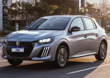 Peugeot reforça a personalidade dos modelos 208 e 2008 na linha 2027, apresenta nova cor e traz assinatura MHEV para versão GT