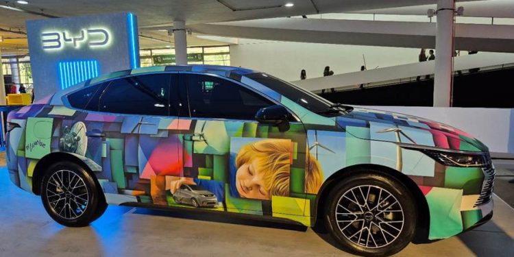 BYD estreia no SPFW conectando moda e mobilidade sustentável