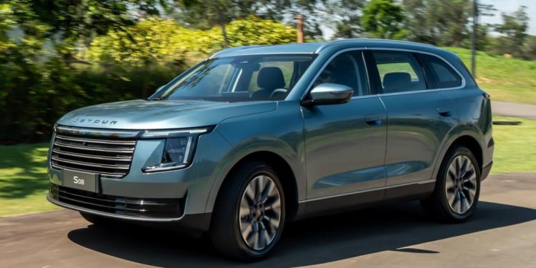 Jetour S08 estreia no Brasil com sete lugares e autonomia de até 1.200 km