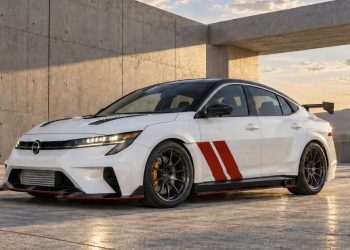 SEMA Show: Nissan mostra Sentra Spec-V e dois esportivos Z modificados