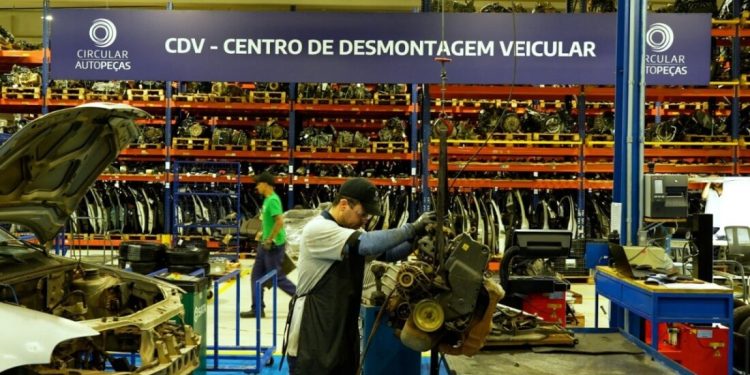 Stellantis celebra um ano do Centro de Desmontagem Veicular Circular AutoPeças