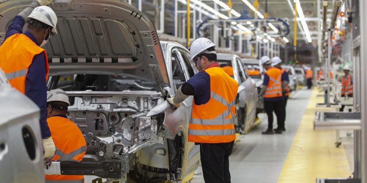 Fábrica da BYD avança rumo a produção nacional, com testes finais nas unidades de soldagem e pintura